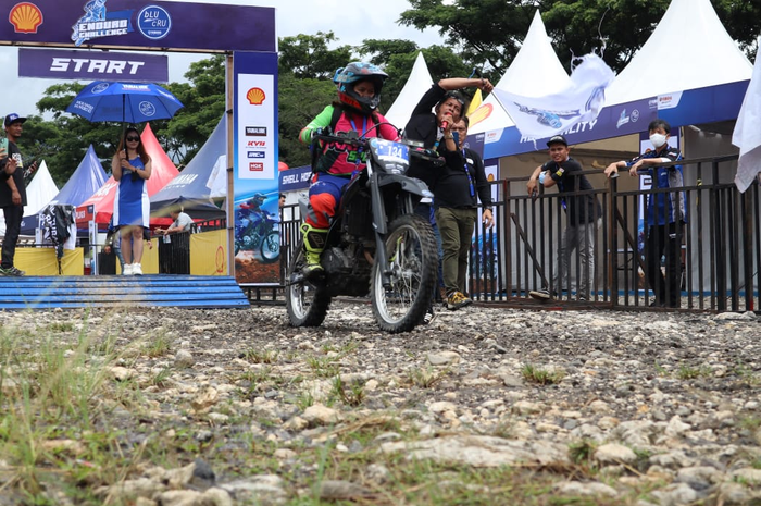 Nanda Helmia Pratiwi bersama Yamaha WR 155 R