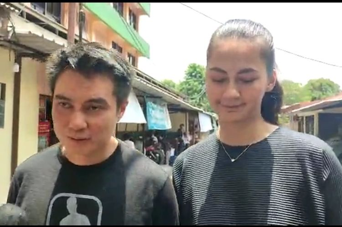 Baim Wong (kiri) dan Paula Verhoeven (kanan) mendatangi Polsek Kebayoran Lama, Jakarta Selatan pada Senin (3/10/2022). 
