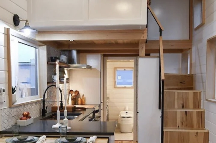 Yuk kita tiru desain dapur mungil dengan mini bar nan unik ini. Jangan sia-siakan area kosong bawah tangga. 7 foto aestheticnya bikin cinta.