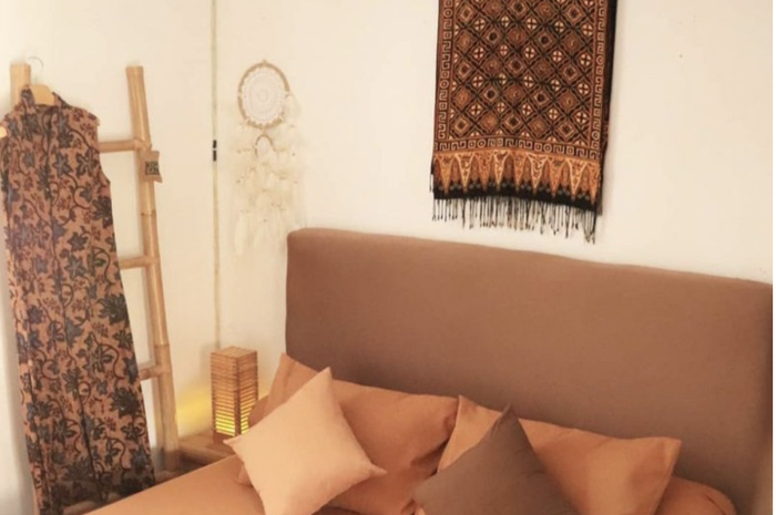 Desain kamar tidur sederhana tapi mewah ini bikin Ibu-ibu jadi malas kemana-mana. Intip 9 foto estetiknya yuk. Nyaman abis, kan?