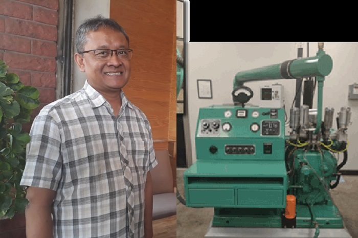 Ahli ITB, Tri Yuswidjajanto Zaenuri (kiri) menjelaskan alat ukur oktan bensin atau RON yang benar, yakni mesin CFR.