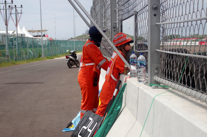 Tak bisa dipungkiri kalau WSBK Indonesia 2022 masih akan menggunakan jasa marshal sirkuit Sepang pada beberapa aspek. 