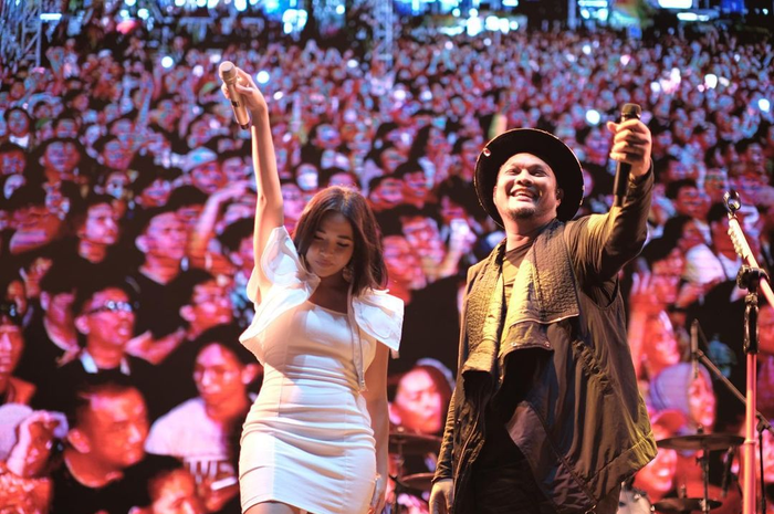 Ini 6 foto Gisella Anastasia atau Gisel saat menyanyi bareng grup lawas Last Child di festival musik. Begini Gisel mulai dikenal.