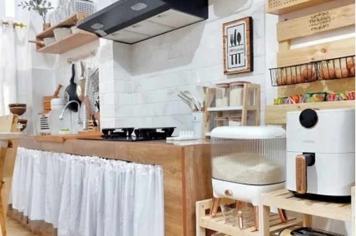 Gorden kain penutup jadi rahasia desain dapur minimalis agar sedap dipandang. Lihat 7 foto estetiknya yang memberi bukti. 