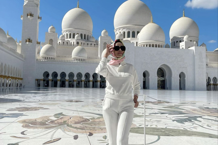 Isa Zega mengaku dilabrak tante-tante gegara punya hubungan begini dengan suami Lesti Kejora. Dia tahu kebiasaan Rizky Billar.