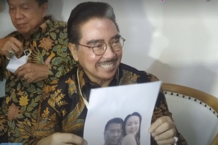 Hotma Sitompul mengajak Lesti Kejora berdamai dalam kasus KDRT Rizky Billar. Hotma geram laporan foto nakal Hotman Paris kalah.