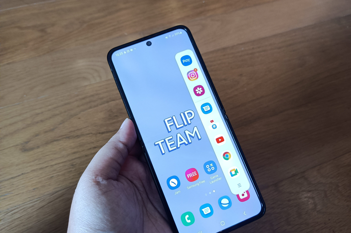 Tampilan fitur Edge Panel di Samsung Galaxy Z Flip4.