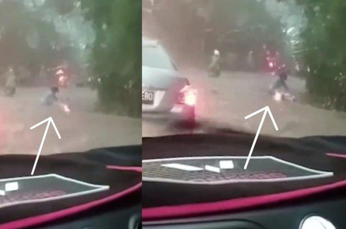 Video amatir merekam seorang pemotor di Bogor masuk ke dalam gorong-gorong lantaran terseret arus banjir.
