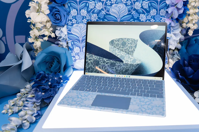 Microsoft Surface Pro 9 dengan desain Liberty London.