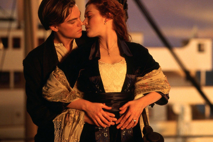 10 rekomendasi film romantis yang wajib lo tonton dan bikin jatuh cinta.