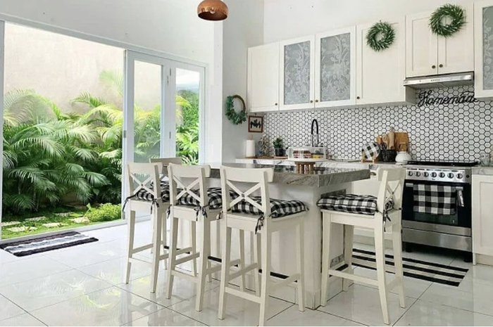 Desain dapur menyatu dengan ruang makan terbuka ini mencuri hati Ibu-ibu. Kesannya lapang nan estetik. Lihat 7 foto hasil aplikasinya.