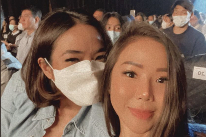Gisel menonton Michael Learns To Rock bersama Sheilla Pesik. Saking senangnya, Gisel sampai posting foto begini. 