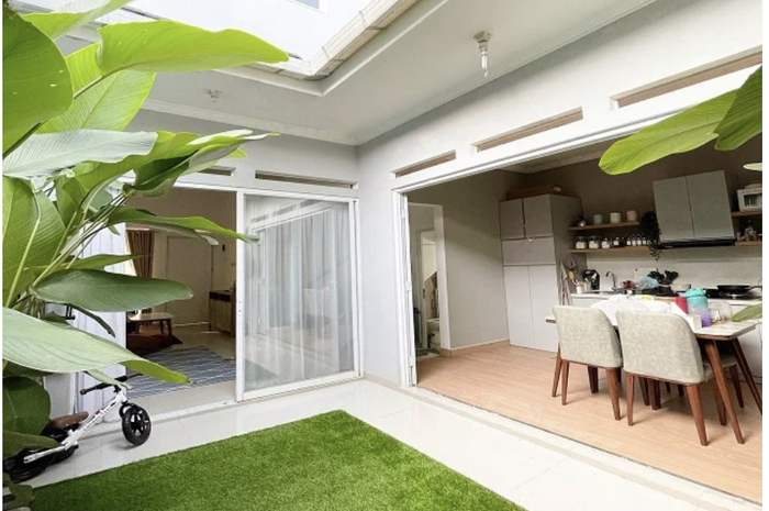 Desain dapur menyatu dengan taman mampu mengusir kesan pengap. Wajah istri dibikin semringah. Ini 7 foto estetiknya. 