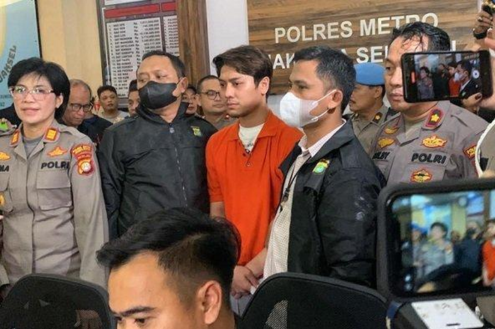 Penampilan perdana Rizky Billar setelah ditetapkan sebagai tersangka kasus KDRT terhadap Lesti Kejora.