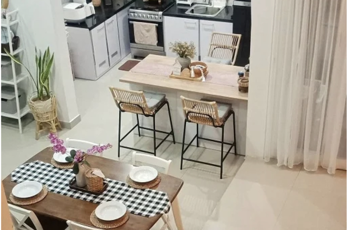 Desain dapur dan ruang tamu menyatu menjadi rahasia Ibu-ibu kompleks malas pulang. Ini 9 foto aesthetic jadi buktinya. 