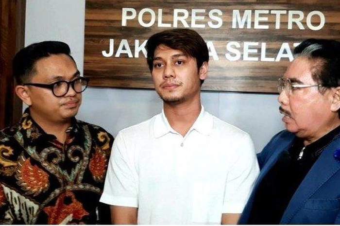 Rizky Billar boleh pulang ke rumah setelah polisi mengabulkan penangguhan penahanan. 