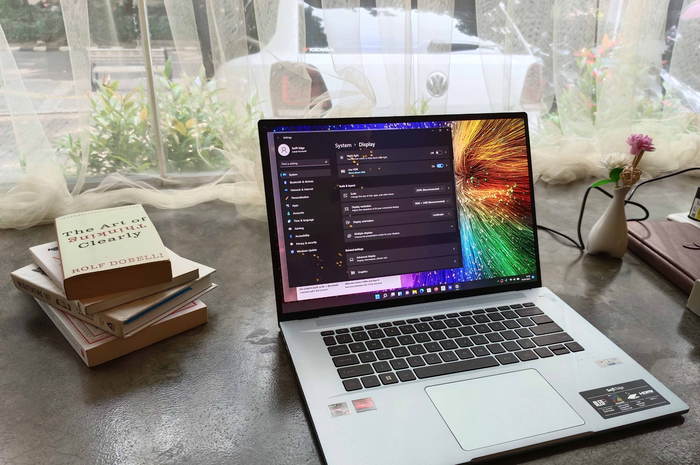 Acer Swift Edge memiliki desain menarik untuk dipakai bekerja dan hiburan. 