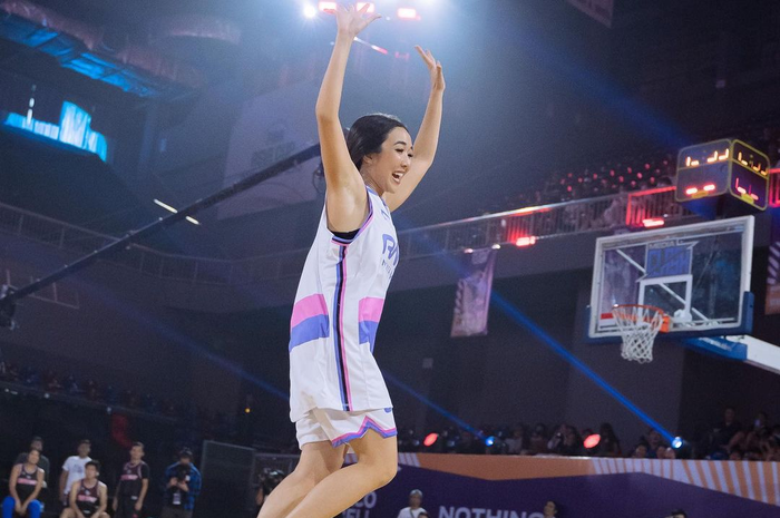 Inilah 4 foto estetik Gisel saat ikut main bola basket. Netizen malah usil mengomentari foto slide terakhir. Pacar baru ya?