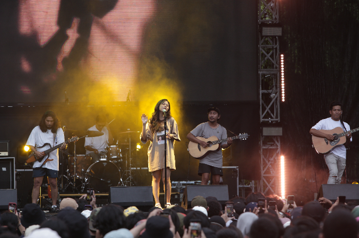 Nadin Amizah di Synchronize Fest 2022