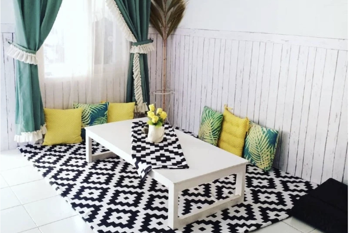 Minta istri memilih desain ruang tamu lesehan nan cantik ini buat di rumah type 36. Bujetnya gak bikin nangis. Lihat 7 foto hasilnya yuk.