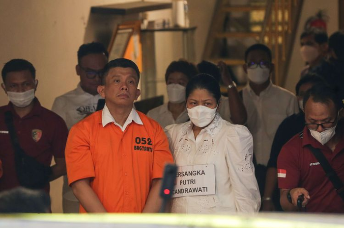 Putri Candrawathi menangis dan cerita Yosua 'berbuat kurang ajar'
