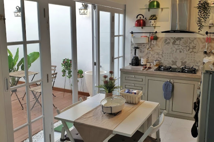 Desain dapur minimalis terbuka bikin anak-anak malas beranjak pergi dari ruang makan. Hangat nan nyaman! Ini 6 foto cantiknya. 