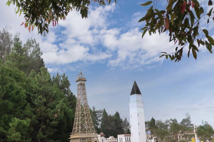 Inilah 5 tempat wisata di Puncak Bogor yang menyajikan ide foto keren. Cocok buat healing di akhir pekan bersama pasangan.