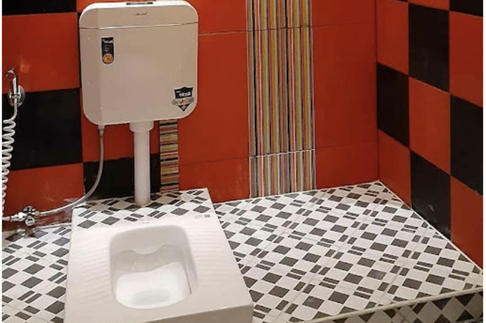 Desain kamar mandi modern WC jongkok tetap bisa memunculkan kesan aesttehtic dengan cara begini. Lihat 10 foto hasilnya yuk. 