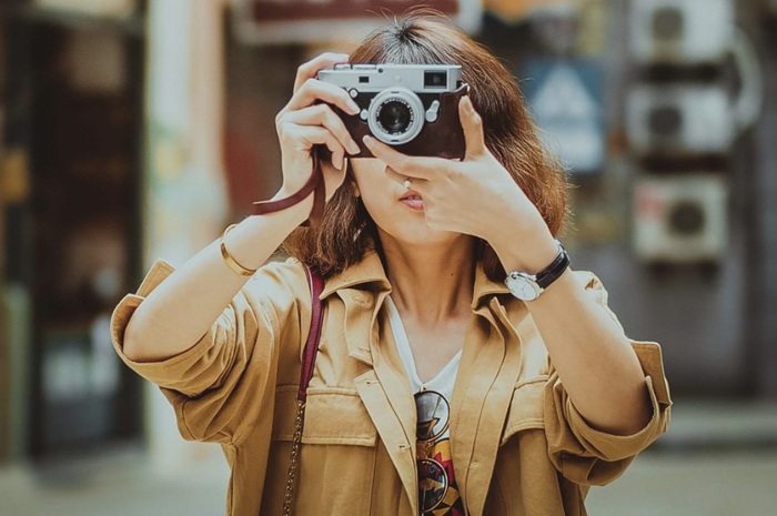 Inilah 8 cara foto selfie yang keren pakai kamera atau HP. Nomor 7 malah bikn kita senyum-senyum sendiri. Yuk, kita coba!