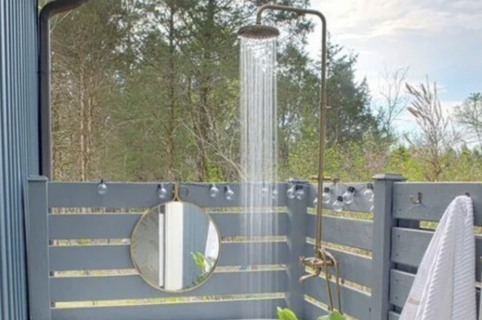 Begini desain kamar mandi outdoor minimalis yang hadirkan sensasi berbeda tanpa khawatir diintip mata nakal. Ini 7 foto aestheticnya. 