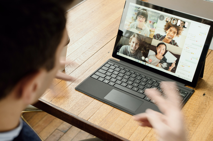Ilustrasi menjalankan aplikasi meeting gratis di tablet Microsoft Surface