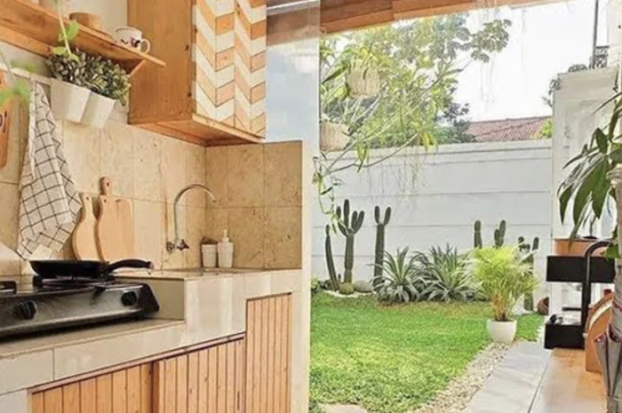 Desain dapur kecil terbuka di belakang rumah bikin mood Ibu-ibu makin happy. Terang saja Ibu RT sampai tanya-tanya terus. Ini 12 foto cantiknya.
