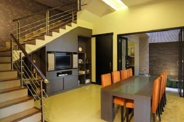 Desain dapur dibawah tangga mesti ikuti aturan feng shui ini biar bawa hoki plus banjir rezeki. Intip foto hasilnya yuk. 
