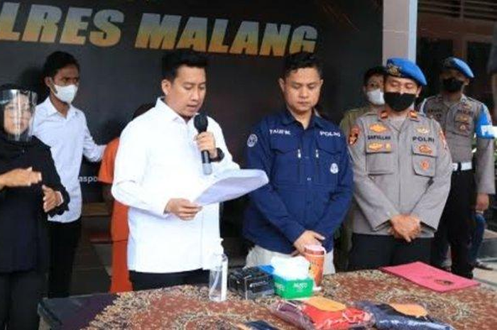 Kasatreskrim Polres Malang AKP Donny Kristian Baralangi ketika gelar rilis di Polres Malang mengungkap kasus pencabulan dengan korban 2 cewek 16 tahun oleh pemuda asal Dampit Malang pada Senin (24/10/2022).