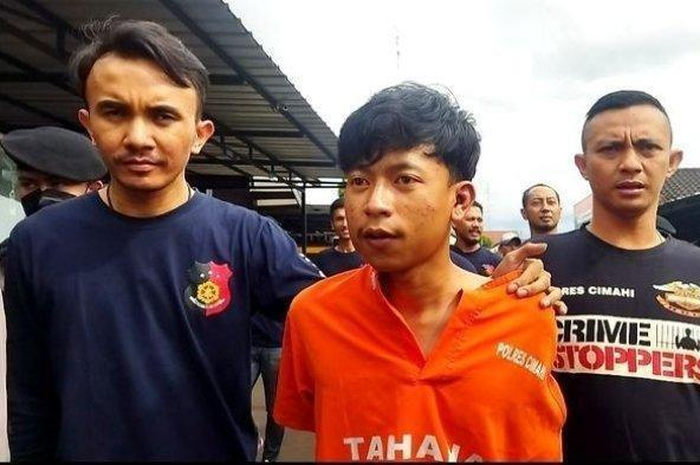 Rizaldi Nugraha Gumilar alias Ical (22) penusuk bocah berinisial PS (12) saat digelandang ke Mapolres Cimahi, Senin (24/10/2022). 
