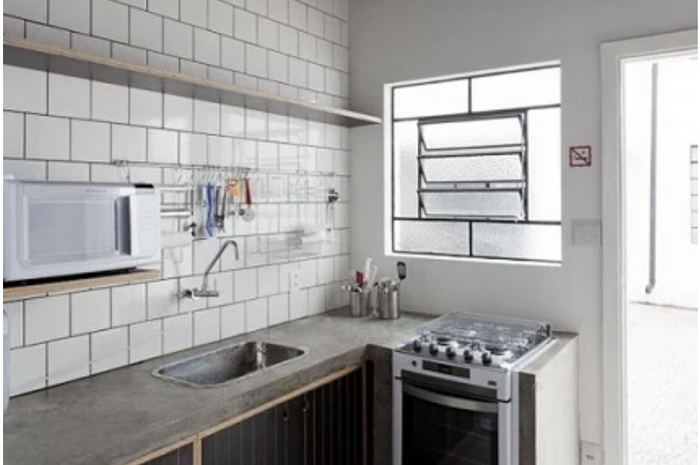 Desain meja dapur cor ini mampu memberi suasana aesthetic di area memasak. Dapur pun jadi makin berkelas. Tengok 9 foto hasilnya. 