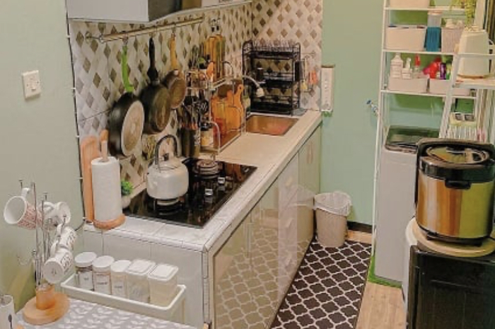 Desain dapur sempit tapi rapi ini dijamin bikin pemilik rumah subsidi bahagia. Biayanya murah kok. Apalagi sudah ada 9 foto inspirasinya.