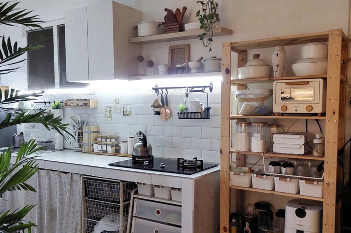 Desain dapur mungil tetap bisa rapi dengan 8 trik jitu ini sekalipun nggak ada bujet buat kitchen set. Lihat foto hasilnya yuk. 