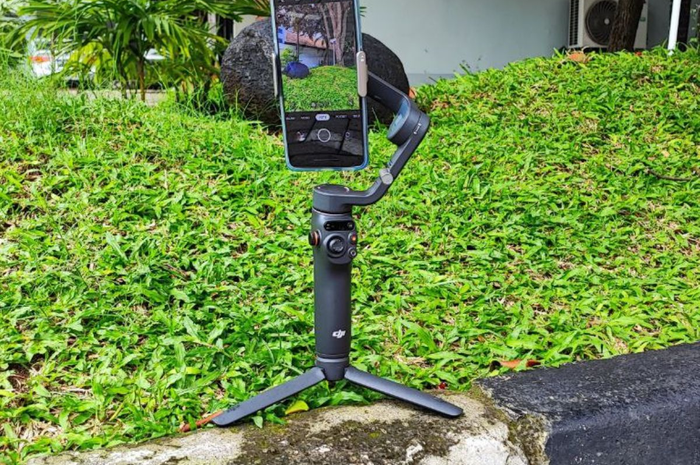 DJI Osmo Mobile 6 menjadi gimbal smartphone terbaik dengan kemudahan memakai dan sangat handal