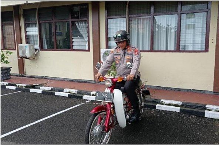 Kapolres Lubuklinggau AKBP Harrisandi memilih motor Honda C70 buat ke kantor