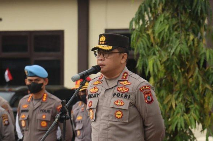 Kapolda Gorontalo Irjen Helmy Santika melarang anggota polisi pamer kendaraan atau kemewahan lain di media sosial.
