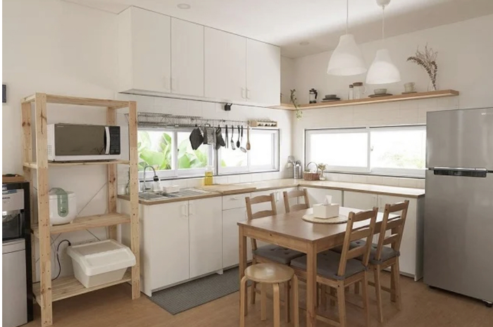 Desain dapur japandi di rumah mungil benar-benar bikin pangling. Mertua sampai menelan ludahnya. Intip yuk 7 foto hasilnya. 