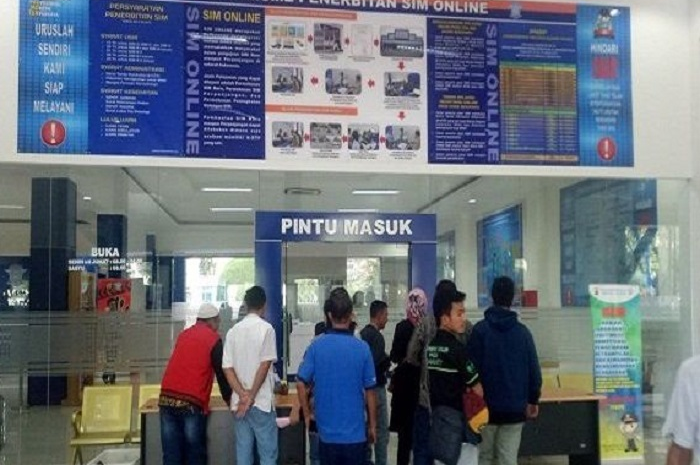 Kena pungli oknum polisi di Satpas SIM saat pembuatan SIM bisa langsung adukan ke nomor HP yang tersedia. (foto ilustrasi)