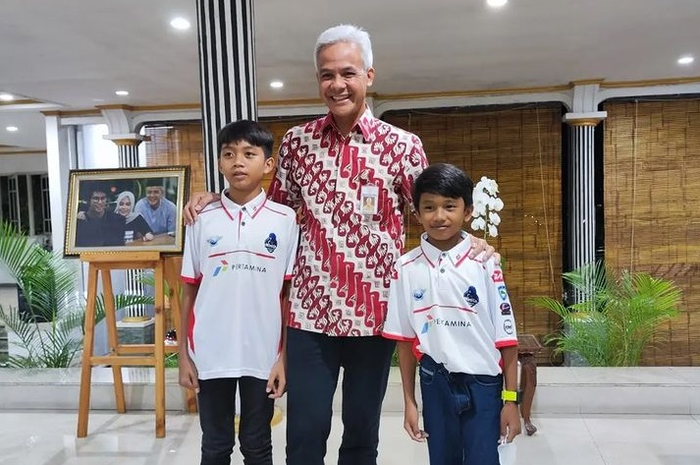 Lanova Tantra Mahardika (kiri) dan Clevan Louis Valera (kiri) kala bertemu Gubernur Jateng, Ganjer Pranowo sebelum berangkat ke Valenvia untuk final FIM MiniGP World Series. 