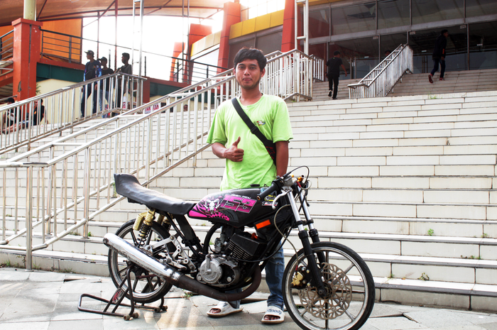 Fadhlan Muhammad menyulap Yamaha RX-King miliknya yang semula untuk road race, langsung apik di Drag Bike Indramayu. 