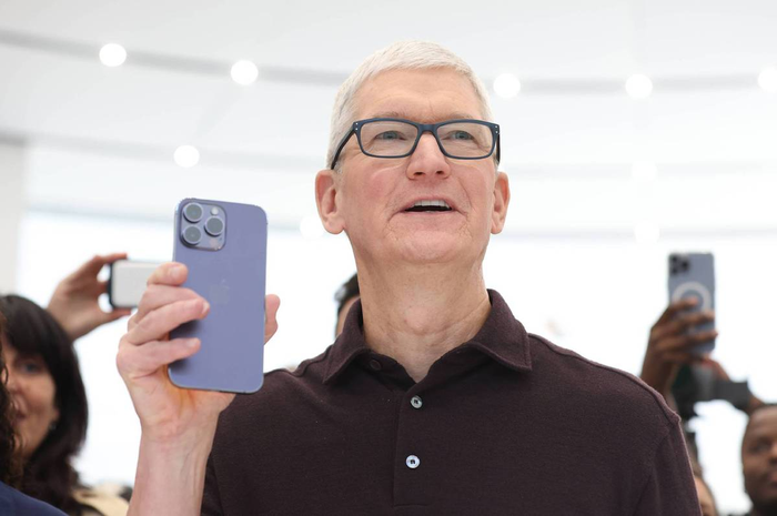 Tim Cook dan iPhone 14 Pro Max