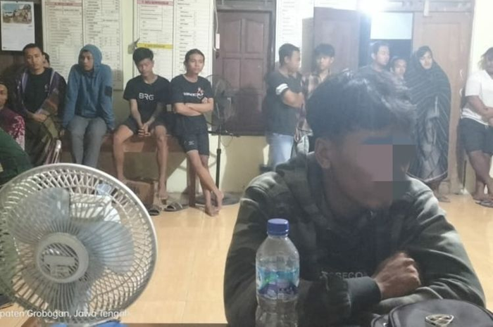 AG (27) Debt Collector Bank Plecit diarak massa menuju Balai Desa Karangwader, Kecamatan Penawangan, Kabupaten Grobogan, Jawa Tengah lantaran kepergok meniduri istri orang di tengah malam. 