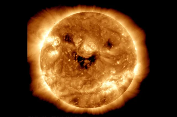 Foto Matahari tersenyum yang ditangkap oleh obeservator NASA