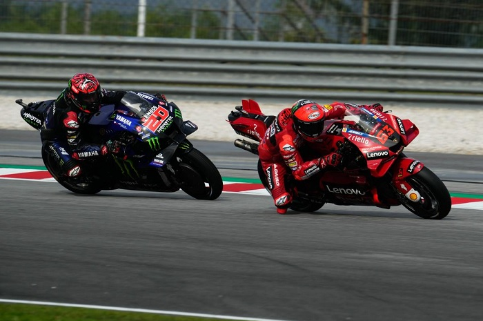 Jadwal MotoGP Valencia 2022, perebutan juara dunia MotoGP 2022 antara Francesco Bagnaia (kanan) dan Fabio Quartararo (kiri).