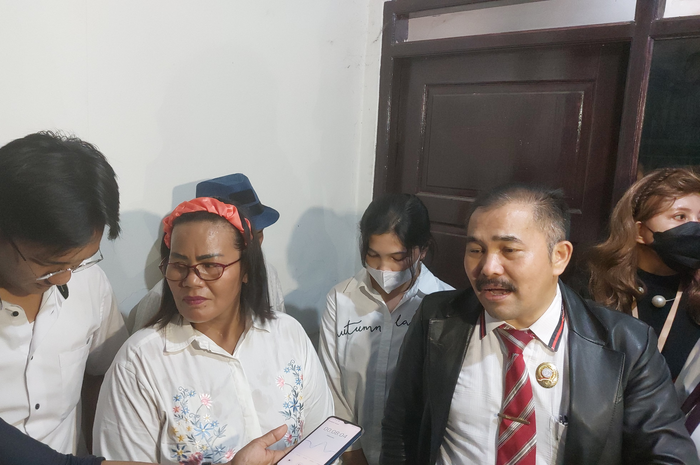 Tante Brigadir J, Rohani Simanjuntak saat ditemui Grid.ID di kawasan Pengadilan Negeri Jakarta Sslatan, Selasa (1/11/2022).